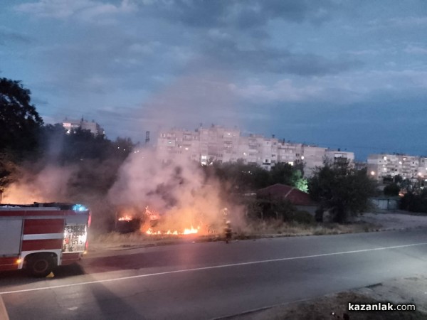 Треви пламнаха в близост до постройки в Източното тази вечер