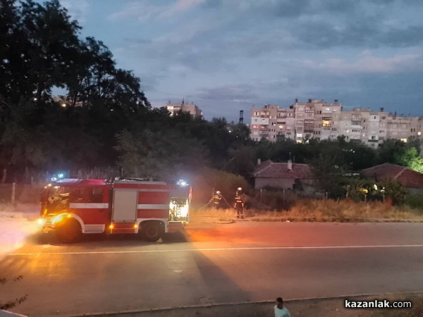 Треви пламнаха в близост до постройки в Източното тази вечер