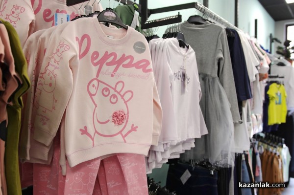 Новият магазин за детски дрешки DRESSCODE Kids посреща най-малките с детски кът