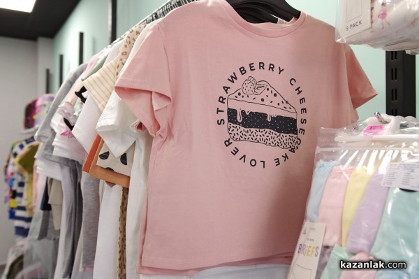 Новият магазин за детски дрешки DRESSCODE Kids посреща най-малките с детски кът