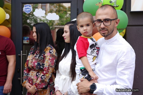 Новият магазин за детски дрешки DRESSCODE Kids посреща най-малките с детски кът