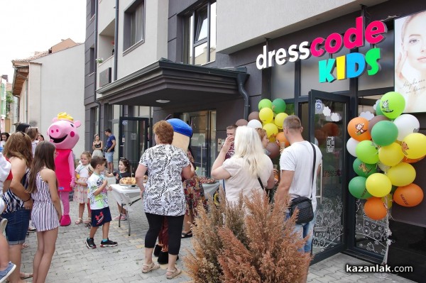 Новият магазин за детски дрешки DRESSCODE Kids посреща най-малките с детски кът