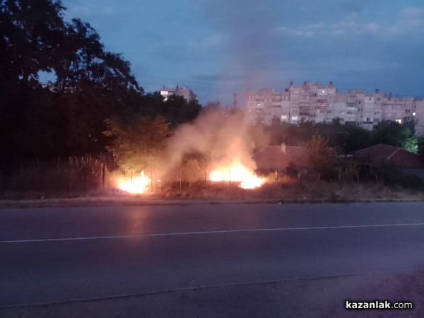 Треви пламнаха в близост до постройки в Източното тази вечер