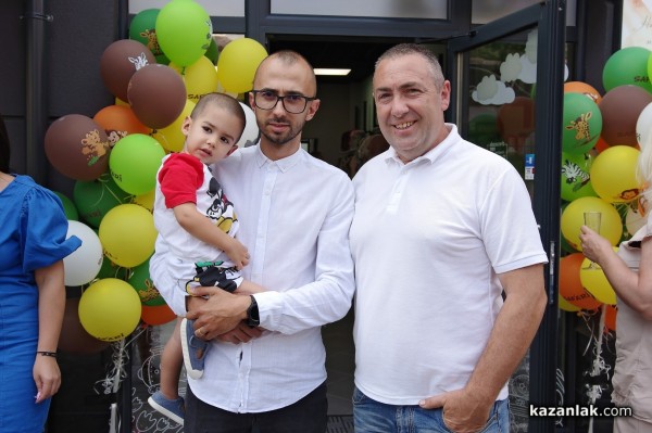 Новият магазин за детски дрешки DRESSCODE Kids посреща най-малките с детски кът