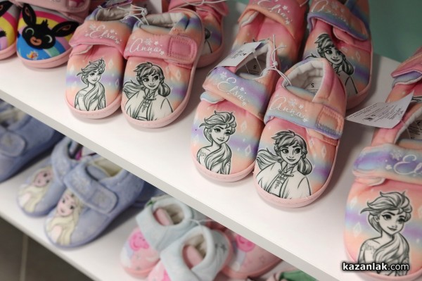 Новият магазин за детски дрешки DRESSCODE Kids посреща най-малките с детски кът