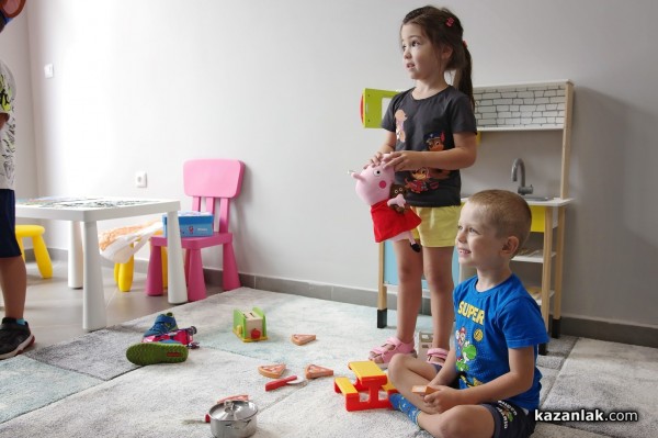 Новият магазин за детски дрешки DRESSCODE Kids посреща най-малките с детски кът