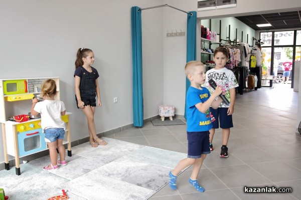 Новият магазин за детски дрешки DRESSCODE Kids посреща най-малките с детски кът