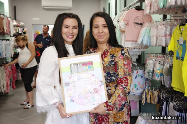 Новият магазин за детски дрешки DRESSCODE Kids посреща най-малките с детски кът