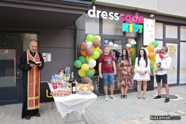 Новият магазин за детски дрешки DRESSCODE Kids посреща най-малките с детски кът