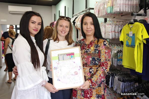 Новият магазин за детски дрешки DRESSCODE Kids посреща най-малките с детски кът