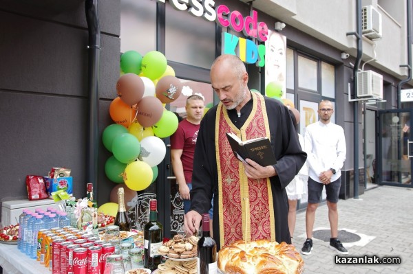 Новият магазин за детски дрешки DRESSCODE Kids посреща най-малките с детски кът