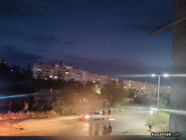 Треви пламнаха в близост до постройки в Източното тази вечер