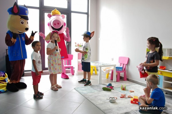 Новият магазин за детски дрешки DRESSCODE Kids посреща най-малките с детски кът