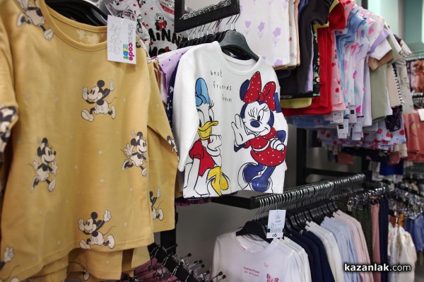 Новият магазин за детски дрешки DRESSCODE Kids посреща най-малките с детски кът