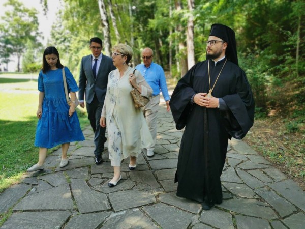 Посланикът на Русия Елеонора Митрофанова посети храм-паметника в Шипка