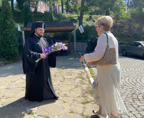 Посланикът на Русия Елеонора Митрофанова посети храм-паметника в Шипка