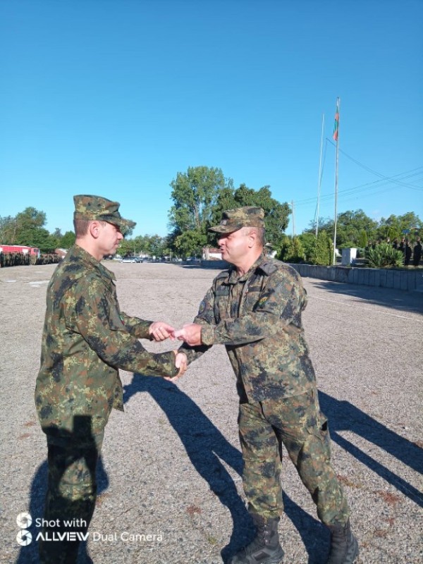 Лейтенанти от НВУ „Васил Левски” попълниха редиците на 61-ва Стрямска механизирана бригада в Казанлък