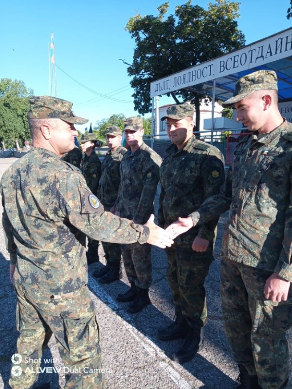 Лейтенанти от НВУ „Васил Левски” попълниха редиците на 61-ва Стрямска механизирана бригада в Казанлък