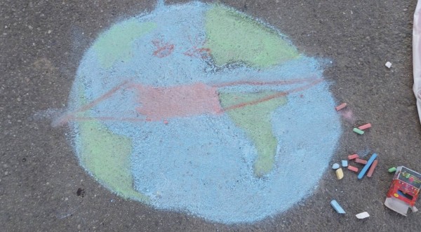 Малки и големи рисуваха на асфалт в Павел баня 