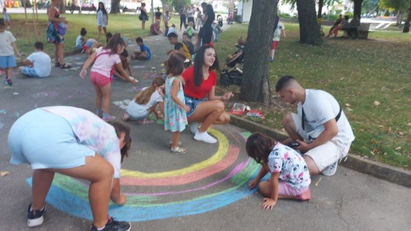 Малки и големи рисуваха на асфалт в Павел баня 