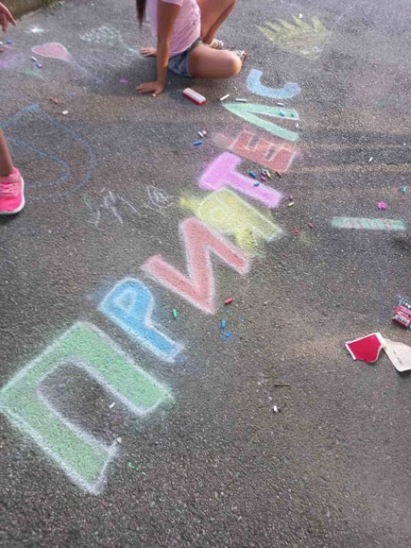 Малки и големи рисуваха на асфалт в Павел баня 