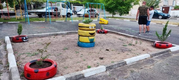 Шипченци почистиха и облагородиха детския парк в града