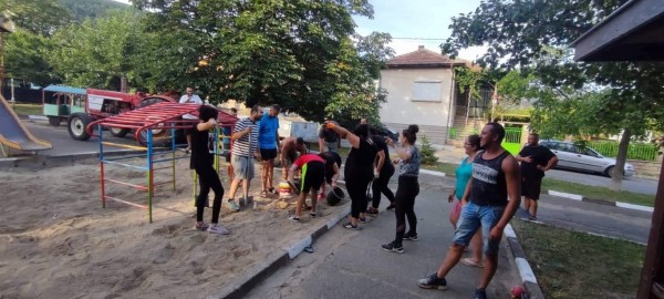 Шипченци почистиха и облагородиха детския парк в града