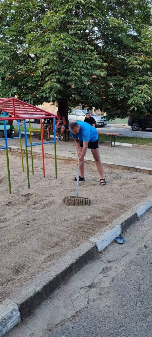 Шипченци почистиха и облагородиха детския парк в града