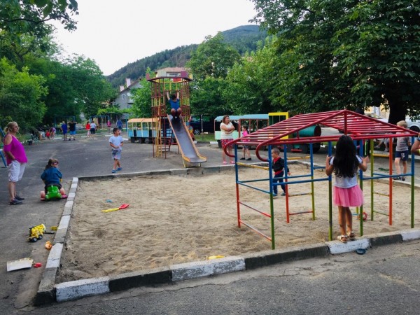 Шипченци почистиха и облагородиха детския парк в града