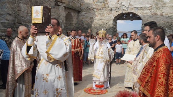 Митрополит Киприан служи в Потопената църква край “Жребчево“