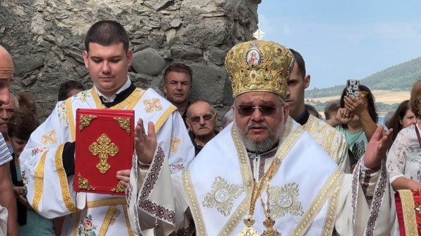 Митрополит Киприан служи в Потопената църква край “Жребчево“