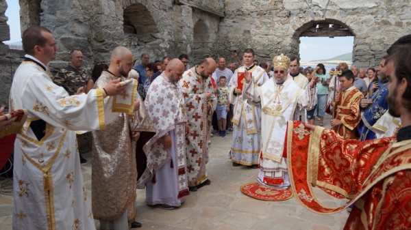 Митрополит Киприан служи в Потопената църква край “Жребчево“