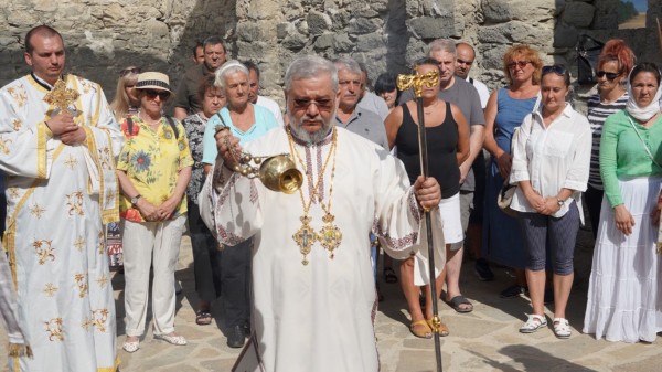 Митрополит Киприан служи в Потопената църква край “Жребчево“