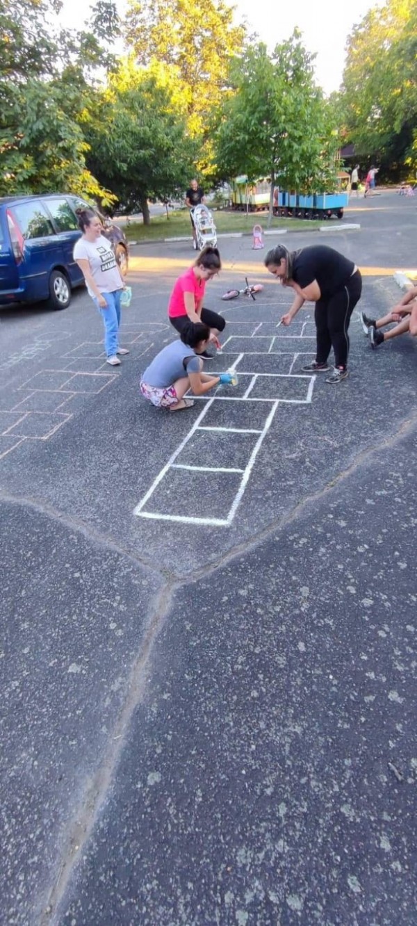 Шипченци почистиха и облагородиха детския парк в града