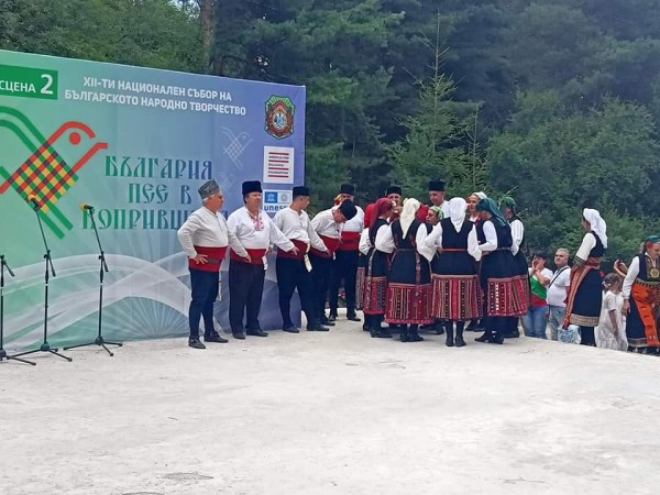 Фолклорните ни танцьори се завърнаха със злато и грамоти от Копривщица