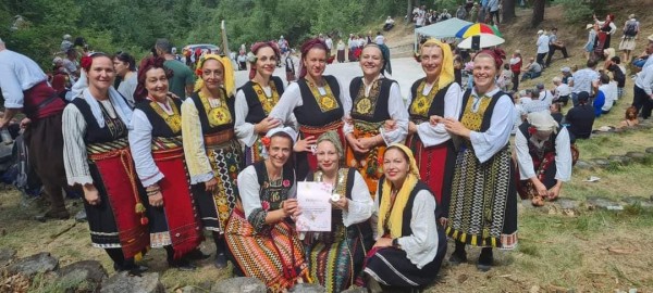 Фолклорните ни танцьори се завърнаха със злато и грамоти от Копривщица
