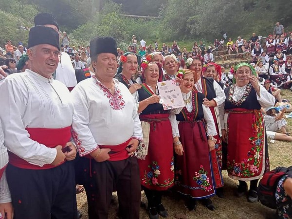 Фолклорните ни танцьори се завърнаха със злато и грамоти от Копривщица