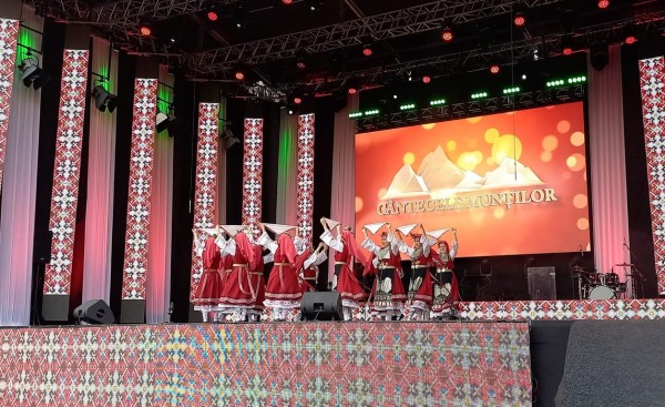 Ансамбъл „Искра“ с участие в международен фестивал в Румъния