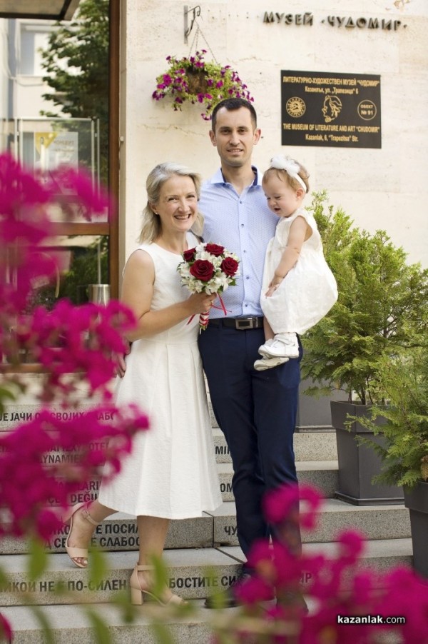 Казанлъчани се ожениха в градината на къща-музей „Чудомир” 