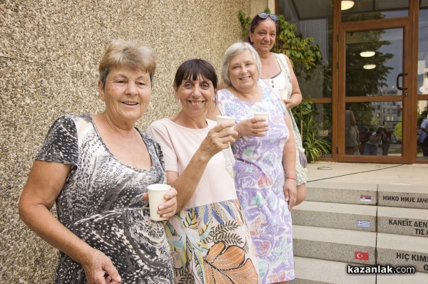 Казанлъчани се ожениха в градината на къща-музей „Чудомир” 