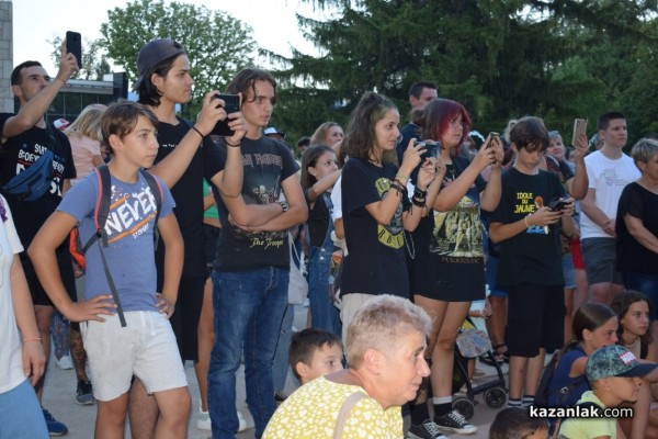 С огнено шоу и хубава музика казанлъчани отбелязаха Международния ден на младежта