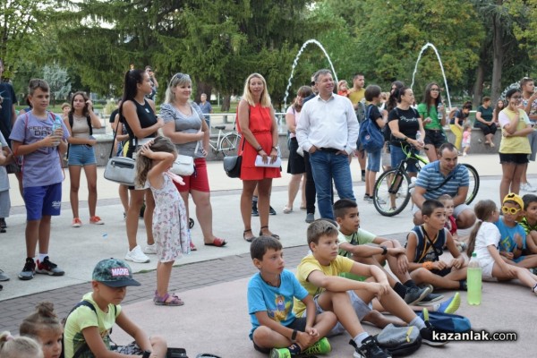 С огнено шоу и хубава музика казанлъчани отбелязаха Международния ден на младежта