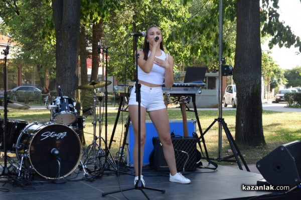 С огнено шоу и хубава музика казанлъчани отбелязаха Международния ден на младежта