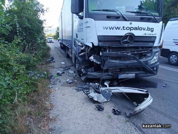 Тежка катастрофа между кола и ТИР край Тулово