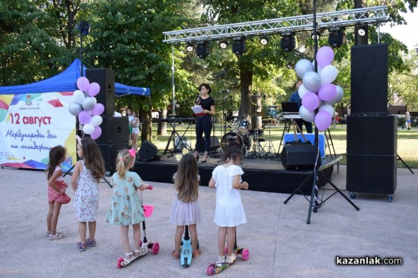 С огнено шоу и хубава музика казанлъчани отбелязаха Международния ден на младежта