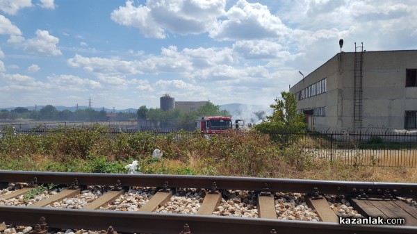 Сухи треви пламнаха край линията, край ТПК “Обединение“