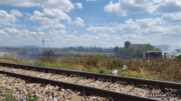 Сухи треви пламнаха край линията, край ТПК “Обединение“