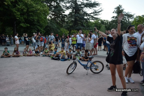 С огнено шоу и хубава музика казанлъчани отбелязаха Международния ден на младежта