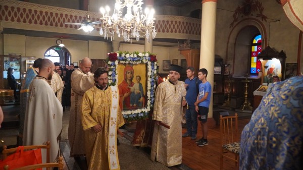 Казанлъчани посрещнаха свети мощи и иконата на Пресвета Богородица “Акатистна - Предвъзвестителка“