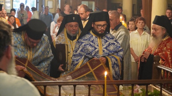 Казанлъчани посрещнаха свети мощи и иконата на Пресвета Богородица “Акатистна - Предвъзвестителка“